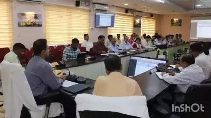 अशोक नगर: कलेक्टर कार्यालय में समय सीमा के लंबित पत्रों की समीक्षा को लेकर हुई बैठक, कलेक्टर ने की अध्यक्षता