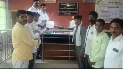 सेनगाव: शेतकऱ्यांची कर्जमाफी करून सातबारा कोरा करा, राष्ट्रीय समाज पक्षाची निवेदनाद्वारे तहसीलदारांमार्फत मुख्यमंत्र्यांना मागणी