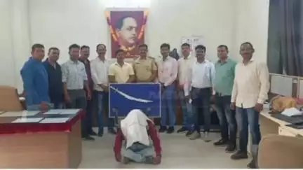 चंद्रपूर: बल्लारपूर शहरातील संतोषी माता वार्डातून तलवार घरी ठेवणाऱ्या आरोपीला अटक, तलवार जप्त