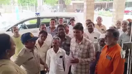 દસાડા: રેલવે વિભાગ દ્વારા બજાણા ગામ પાસે સિમ ખેતરોમાં જવાનો રસ્તો બંધ કરી દેતા જિલ્લા કલેક્ટરને આવેદન સાથે રજૂઆત કરાઈ