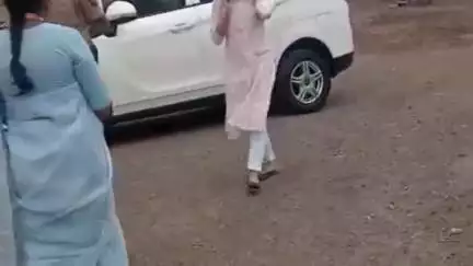 हिंगोली: शाळेच्या पहिल्या दिवशी मुख्य कार्यकारी अधिकारी अंजली रमेश यांची कलगाव येथे शाळेला भेट