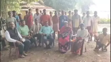 सेन्हा: मुर्की कुम्बा टोली में प्रवासी मजदूर की मौत के बाद इंटक अध्यक्ष आलोक साहू ने परिजनों को आर्थिक मदद का आश्वासन दिया