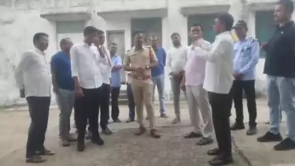 అసిఫాబాద్: జైనూర్‌లో నూతనంగా నిర్మించిన పోస్ట్ మార్టం గదిని ప్రారంభించిన జైనూర్ మార్కెట్ కమిటీ ఛైర్మన్ విశ్వనాథ్, ఎస్సై రవి