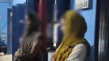 मधेपुरा: पथराहा में किराना दुकान के पीछे से पुलिस ने दो महिलाओं समेत तीन स्मैक तस्करों को गिरफ्तार कर भेजा जेल