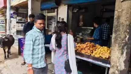 ଅନୁଗୋଳ: ଖଲାରୀ ଓ ନୂଆ ବସ ଷ୍ଟାଣ୍ଡ ଅଞ୍ଚଳରେ ଖାଦ୍ୟ ସୁରକ୍ଷା ବିଭାଗ ପକ୍ଷରୁ ଚଢାଉ