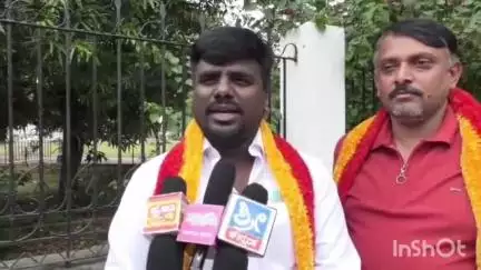 ಮೈಸೂರು: ಚಾಮುಂಡೇಶ್ವರಿ ದರ್ಶನಕ್ಕೆ ವಿಶೇಷ ಪ್ಯಾಕೇಜ್ ಹಿಂಪಡೆಯುವಂತೆ ನಗರದಲ್ಲಿ ಕನ್ನಡಾಂಬೆ ರಕ್ಷಣಾ ವೇದಿಕೆ ಆಗ್ರಹ