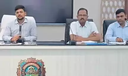 पूर्णिया पूर्व: जिला पदाधिकारी ने अधिकारियों के साथ की समीक्षा बैठक