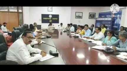 खूंटी: समाहरणालय में उपायुक्त ने शिक्षा विभाग के कार्यों की समीक्षा बैठक में दिए आवश्यक दिशा-निर्देश
