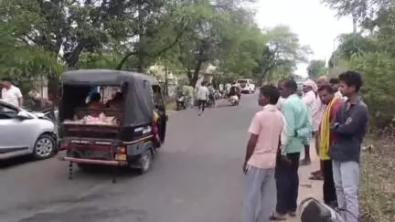 मंडला: ग्राम प्रेमपुर में कार की टक्कर से बाइक सवार युवक हुआ घायल, जिला अस्पताल में भर्ती