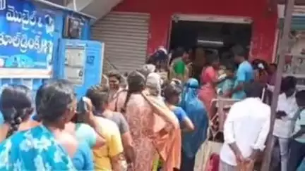 యర్రగొండపాలెం: దోర్నాల మండల కేంద్రంలో మహిళలతో కిటకిటలాడిన పలు బ్యాంకులు, పోస్ట్ ఆఫీస్‌లు