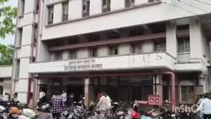 नांदगाव: मनमाड शहरातील सरदार पटेल रोडवर व्यापारी महासंघाच्या अध्यक्षासह इतर दोघांवर तरुणाचा चाकूने हल्ला