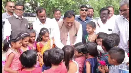अहमदपूर: शिरूर ताजबंद येथील जिल्हा परिषद शाळेत सहकार मंत्री बाबासाहेब पाटील यांच्या हस्ते विद्यार्थ्यांचे पुष्प देऊन स्वागत