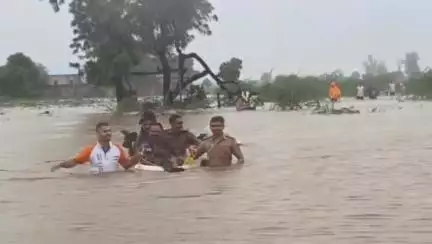 જાફરાબાદ: પીપાવાવ પાસે ફસાયેલ લોકોને બચાવવા જીવન જોખમે કમર સુધીના પાણીમાં ઘુસી કોસ્ટ ગાર્ડની ટીમ: તમામનું કર્યું રેસ્ક્યુ