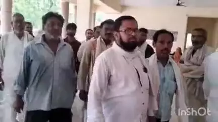 बांदा: मोहर्रम कमेटी के अध्यक्ष पद के लिए चुनाव कराने की मांग को लेकर लोग पहुंचे कलेक्ट्रेट, कहा- वर्तमान अध्यक्ष कर रहे मनमानी