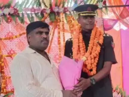 आलापुर: भारतीय सेना में लेफ्टिनेंट बने परमवीर यादव का गांव मलिकपुर छितौनी में हुआ जोरदार स्वागत