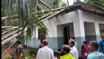 താമരശ്ശേരി: ദുരിതം വിതച്ച് ചുഴലിക്കാറ്റ്, മുട്ടാഞ്ചേരിയിൽ നിരവധി മരങ്ങൾ കടപുഴകി വീണു, വീടുകൾക്ക് നാശനഷ്ടം, ഗതാഗതം തടസപ്പെട്ടു