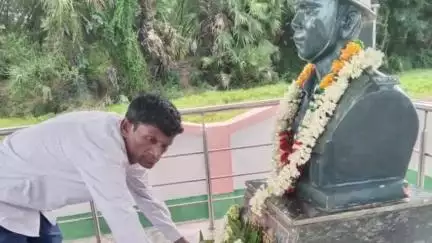 মহম্মদবাজার: ভারত-চীন সীমান্তে সংঘর্ষে শহীদ রাজেশ ওরাং এর পঞ্চম তম মৃত্যুবার্ষিকীতে শ্রদ্ধা জানালো পরিবারের লোকজন শহীদ বেদীতে
