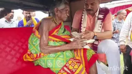 ନବରଙ୍ଗପୁର ପୋଲିସ ଷ୍ଟେସନ: ଅଞ୍ଚଳଗୁମା ପଞ୍ଚାୟତ କାର୍ଯ୍ୟାଳୟ ପରିସରରେ ପେନସନ, ପଟ୍ଟା, ଗୃହ ଯୋଜନାର କାର୍ଯ୍ୟାଦେଶ ବଣ୍ଟନ କଲେ ବିଧାୟକ