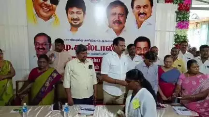 பழனி: பழனியில் குடும்ப அட்டை வேண்டி விண்ணப்பித்தவர்களுக்கு புதியா குடும்ப அட்டைகளை எம் எல் ஏ வழங்கினார்