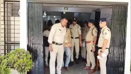 बड़वाह: बड़वाह पुलिस ने मोटरसाइकिल चोर और चना चोरी में चार आरोपियों को किया गिरफ्तार