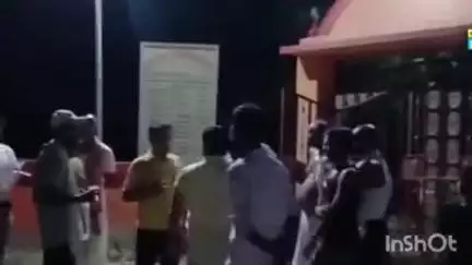 बेनीपट्टी: गंगुली पंचायत के बलिया गांव में ब्रम्हस्थान के एक कमरे से पुलिस ने आधा दर्जन तलवारें ज़ब्त की