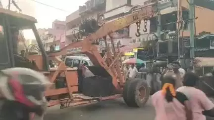 திருவொற்றியூர்: திருவொற்றியூர் பாலாடி பட்டை மார்க்கெட் லைன் பகுதியில் டிரான்ஸ்பார்மர் வெடித்ததால் மின்சாரம் இன்றி பொதுமக்கள் பாதிப்பு