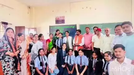 थानखम्हरिया: बेमेतरा के पीएम श्री स्वामी आत्मानंद अंग्रेजी माध्यम स्कूल में साला प्रवेश उत्सव में नगर पालिका अध्यक्ष शामिल हुए