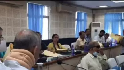 মাটিগাড়া: SMC এলাকায় জমি জট কাটাতে মেয়রের উদ্যোগে SMC সভাকক্ষে বৈঠক, উপস্থিত ভূমি ও রাজস্ব আধিকারিকরা
