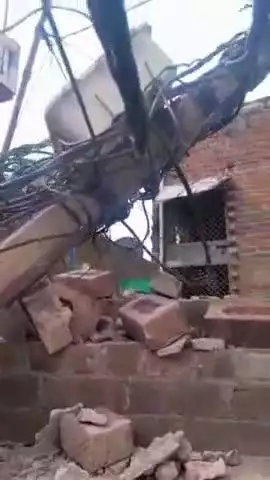 मोहल्ला काजीखेल में घर की छत पर गिरा विद्युत पोल, बाल-बाल बचा परिवार