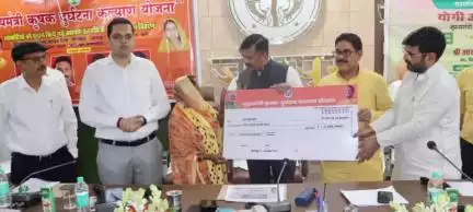 जौनपुर: कलेक्ट्रेट सभागार में 348 किसानों के परिजनों को मिली आर्थिक सहायता