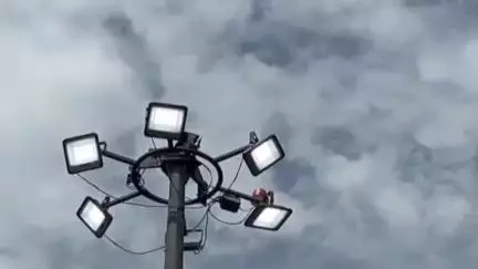 কেশিয়ারি: কেশিয়াড়ি গ্রামীণ হাসপাতালের সামনের হাইমাস বাতি স্তম্ভ দীর্ঘদিন পর ব্লক প্রশাসন ও পঞ্চায়েত সমিতির উদ্যোগে চালু হলো