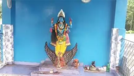 পুরাতন মালদা: কাদিরপুর এলাকায় শনি মন্দিরে ১ব্যক্তি মন্দিরে ঢুকে বিগ্রহকে প্রণাম করবে বলে মালা খুলে চোর সন্দেহে উত্তেজনা ছড়িয়ে পড়ে