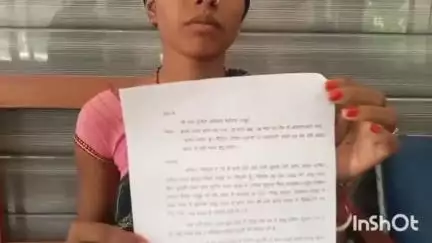 जमुई: झूठे आरोप में पति को गिरफ्तार कर जेल भेजने के मामले में पीड़िता पत्नी ने समाहरणालय में एसपी को दिया आवेदन