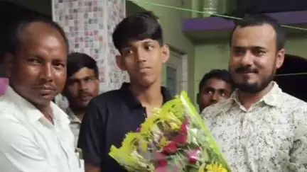 বেলডাঙা ২: প্রবেশিকা পরীক্ষায় উত্তীর্ণ বেলডাঙ্গার বেগুনবাড়ী মুজাহিদুর রহমান সংবর্ধনা জ্ঞাপন  জামিল চৌধুরীর