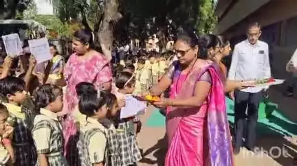 जळगाव: जिल्ह्यात विविध ठिकाणी विद्यार्थ्यांचे पहिल्या दिवशी मोठ्या उत्साहात स्वागत