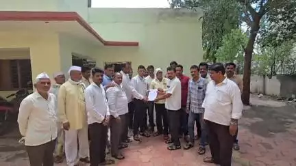 वैजापूर: काहीना १००, काहीना ९०, आम्हाला ७० टक्के रक्कम का?; फसवणूक झालेल्या शेतकऱ्यांचे सहाय्यक निबंधकांना निवेदन #jansamasya