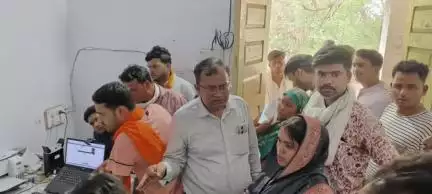 दतिया नगर: ई गवर्नेंस प्रबंधक ने पुरानी कलेक्ट्रेट स्थित आधार केंद्र का किया निरीक्षण