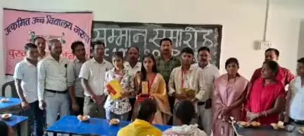 चुरचु: चूरचू में मैट्रिक परीक्षा में उत्कृष्ट प्रदर्शन करने वाले विद्यार्थियों को प्रमुख निरंजन प्रसाद नायक ने किया सम्मानित