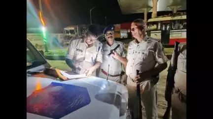 हथुआ: मीरगंज अंचल के पुलिस निरीक्षक ने की रात्रि गश्ती और ड्यूटी की चेकिंग