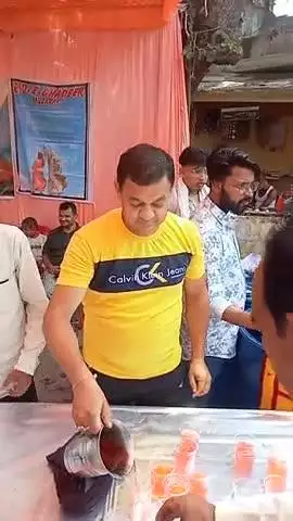 हैदर अली एक्टर ईद ए गदीर पर सबको शरबत पिलाते हुए ईद ए गदीर यानी आज के दिन मोला अली को मोला माना गया था