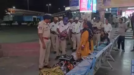 సోమవారం రాత్రి సూర్యాపేట జిల్లా కేంద్రంలో బస్టాండ్, జాతీయ రహదారి వెంట భద్రత పరిశీలించిన ఎస్పి నరసింహ ఐపిఎస్ గారు. ప్రయాణికుల తో మాట్లాడి భద్రత గురించి తెలపడం జరిగినది.