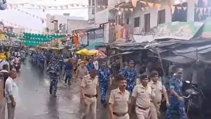 झालरापाटन: झालरापाटन शहर में पुलिस और रैपिड एक्शन फोर्स का फ्लैग मार्च, द्वारिकाधीश से लंका गेट तक निकला