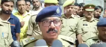 बलिया: सागरपाली–थम्हनपुरा मार्ग पर  बेकाबू ट्रक की टक्कर से 2 लोगों की हुई मौत व 4 लोग हुए घायल, एसपी ओमवीर सिंह ने दी जानकारी
