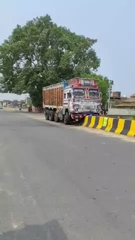 जौनपुर : शिवपुर में ट्रक डिवाइडर पर चढ़ा, कोई हताहत नहीं, निर्माणाधीन मड़ियाहूं बाईपास मोड़ के पास की घटना।