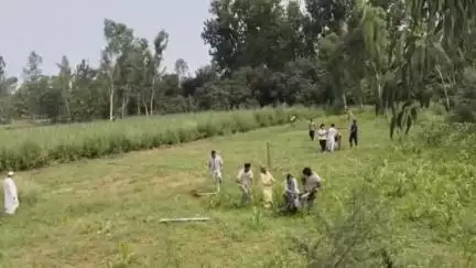 धनौरा: बछरायू के गांव भगवानपुर भूड़ में जमीनी विवाद के चलते जमकर हुई मारपीट, घटना का लाइव वीडियो हुआ वायरल