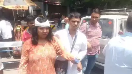 বহরমপুর: স্কয়ার ফিল্ড চত্বরে বাইক দুর্ঘটনায় জখম ১ যুবতী, চিকিৎসার জন্য আনা হয় বহরমপুরMMC হাসপাতালে