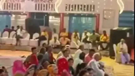 गोला: बड़हलगंज के बाबा जलेश्वनाथ प्रांगण में चल रही राम कथा के पांचवें दिन कथा वाचक ने सुनाई रावण-जटायु युद्ध की कथा