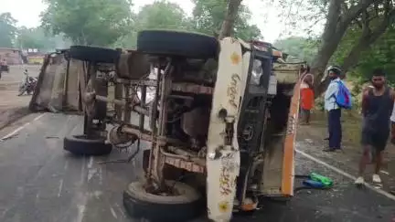 टाटीझरिया: बेनी पुल के पास धान के बीज से लदा वाहन दुर्घटनाग्रस्त, बाल-बाल बचे स्कूली बच्चे