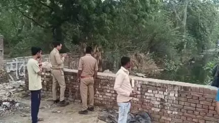 उन्नाव: सदर कोतवाली क्षेत्र के पीडीनगर में पानी में उतराता मिला महिला का शव, पुलिस मौके पर पहुंची, शव की शिनाख्त में जुटी