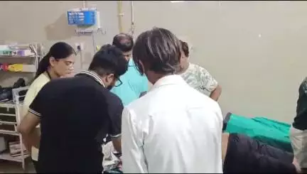 बांसवाड़ा: सदर थाना क्षेत्र के नवागांव में जमीन विवाद पर चचेरे भाई ने भाई के गर्दन पर मारा हसिया, एमजीएच में उपचार जारी